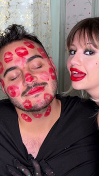 Des Baisers De Rouge À Lèvres Couvrent Tout Son Visage