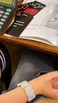 Aluna do secundário a masturbar um gajo na aula de matemática debaixo da mesa. Na universidade