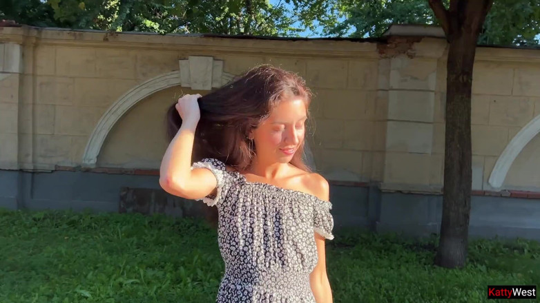 Katty West: Masturbace - dívka se dotýká kundičky kolíkem v zadku a čůrá na...