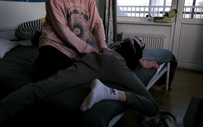 Ethan Lestray: Meio-irmão pego twink assistindo pornô, fodendo a boca de twink...