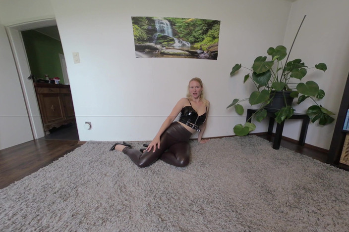 BlondeHexe VR: 紧身裤让你潮吹