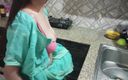 Saara Bhabhi: Hindi seksverhaal rollenspel - dokter neukte Gavar&amp;#039;s ladke in de keuken