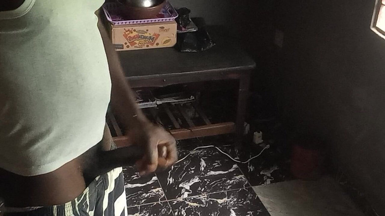 Moviesporn1: Questo fratello viene duro a sborrare senza una donna che...