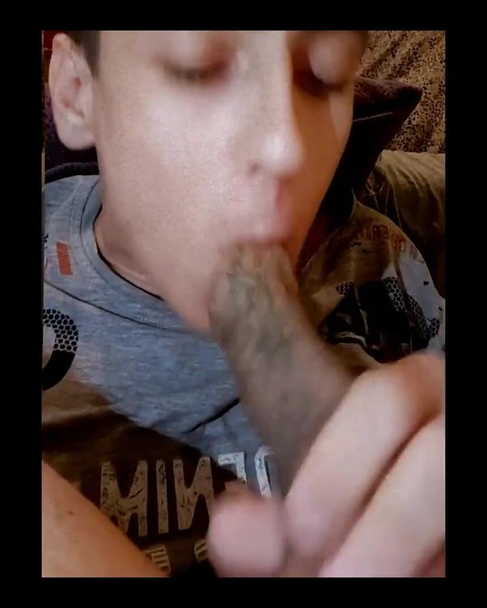 Juliaporno3: Sexy Twink několikrát sála sama sebe krásného ptáka a dala...