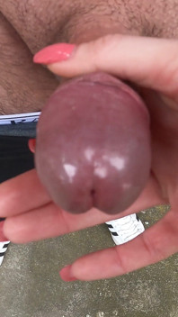 Weiblicher pOV-handjob auf der straße. Heiße MILf wichst mich