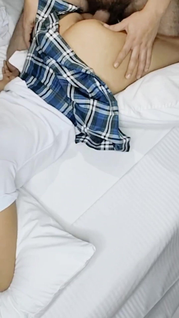 MynameisJuly: College flicka besöker läraren hemma och låter honom röra vid...