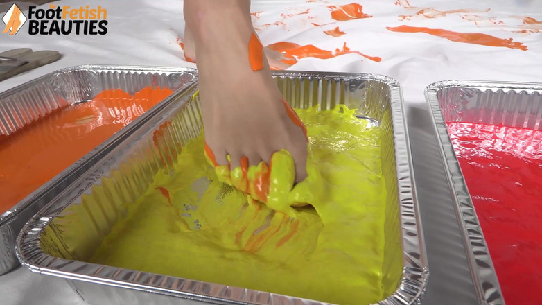 Foot Fetish HD: Brunetka Diva si kabátuje chodidla a ruce barvou a vytváří...