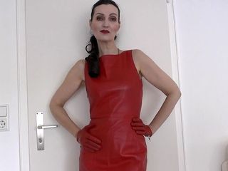Lady Victoria Valente: Röd läderklänning och röda handskar JOI
