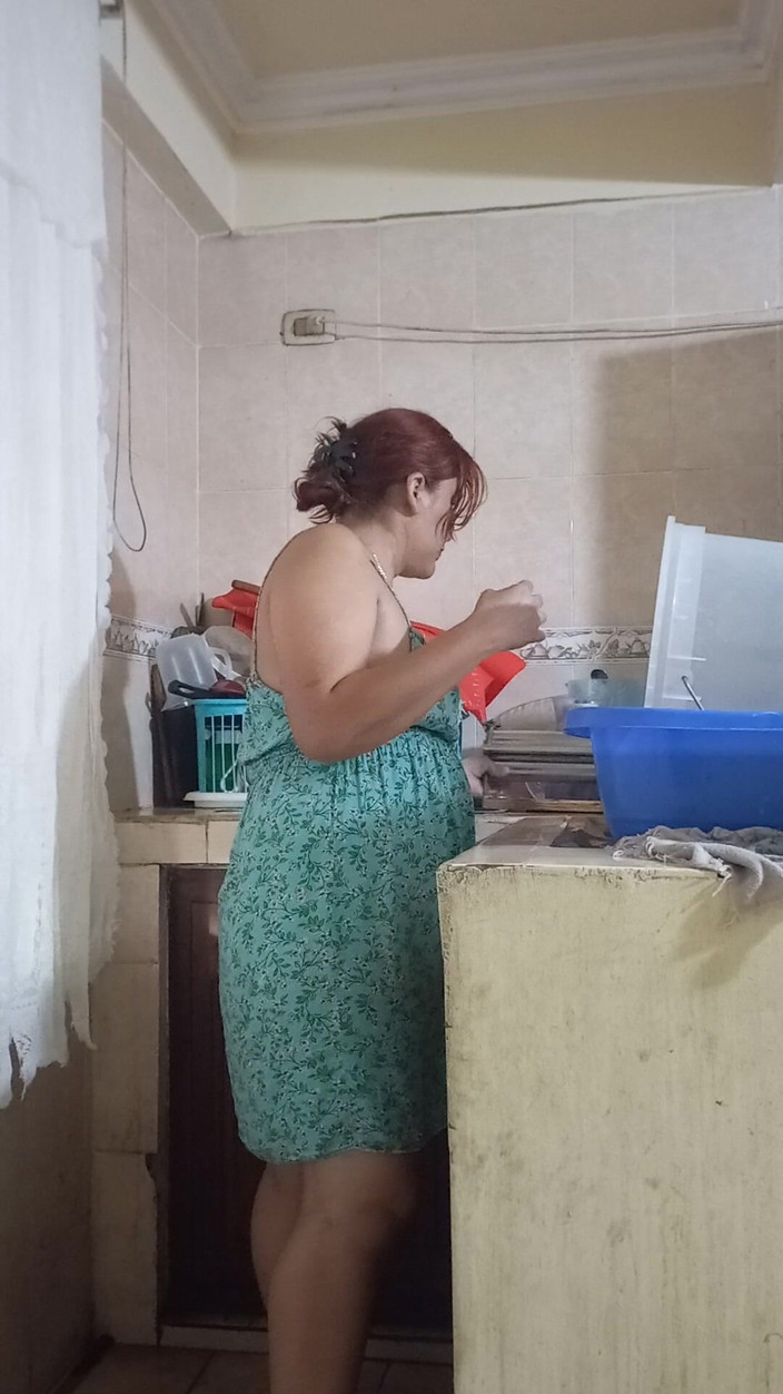 Eatrella j: Servitoare futută când spală vasele de către șef, soția ei aproape...