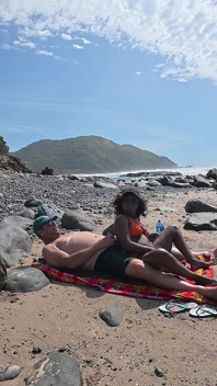 Pierdută între maree și reciproc - matură sexy negresă excitată își călărește iubitul