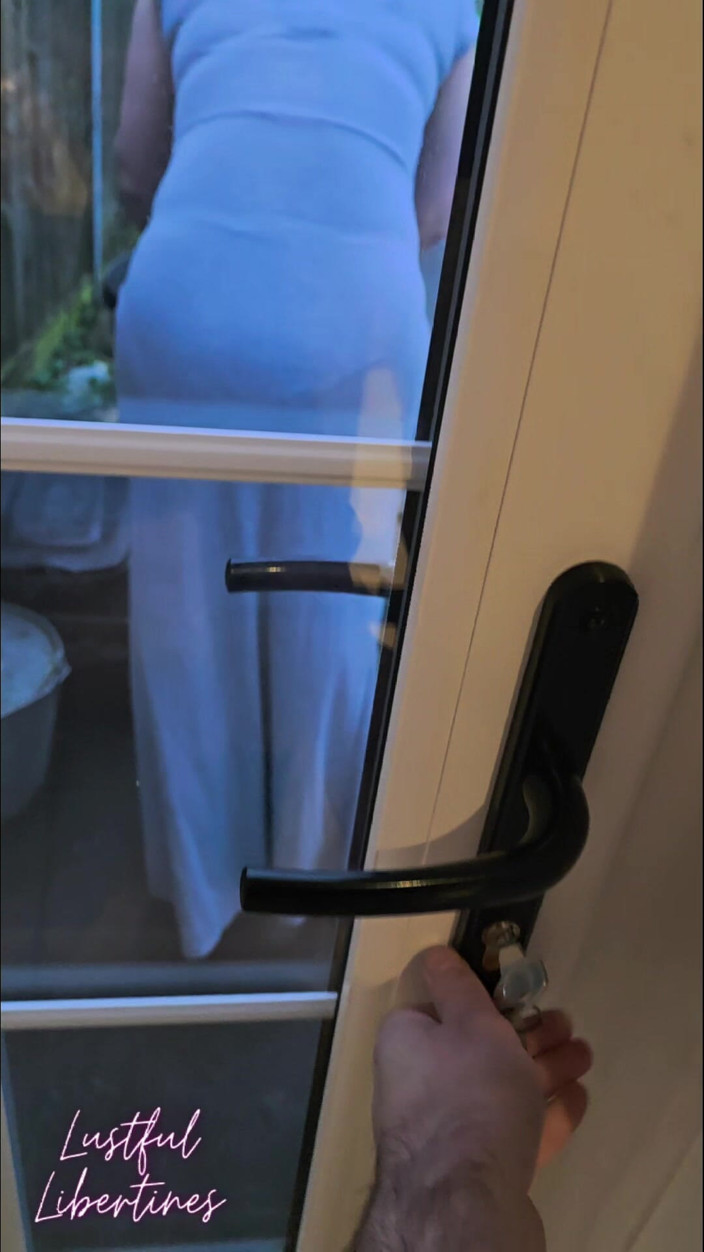 Lustful Libertines: M-a închis în timp ce eram disperat!