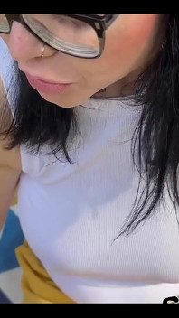 Cewek sange ini lagi asik merokok di wajah dan aduhainya di luar ruangan
