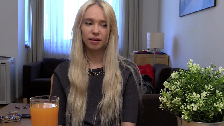 Bitch hunter: Blondes schätzchen packt lila vibrator mit frechen Lächeln