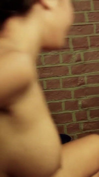 Peituda morena senta-se no rosto da namorada enquanto dedilha sua boceta