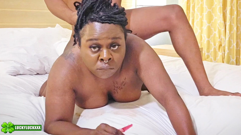 Lucky Luck XXX: Щаслива дівчина mz spit queen - чорна повія ковтає багато сперми