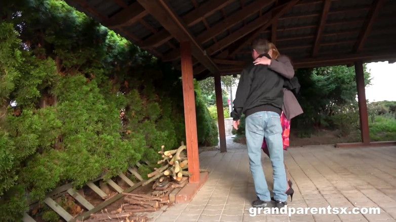 Grandparents X: Stara kontra młoda para międzyrasowa w GrandParentsX