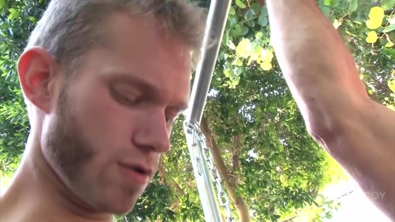 Gaybareback: Twink zonder condoom geneukt door zijn beerberen in slinger