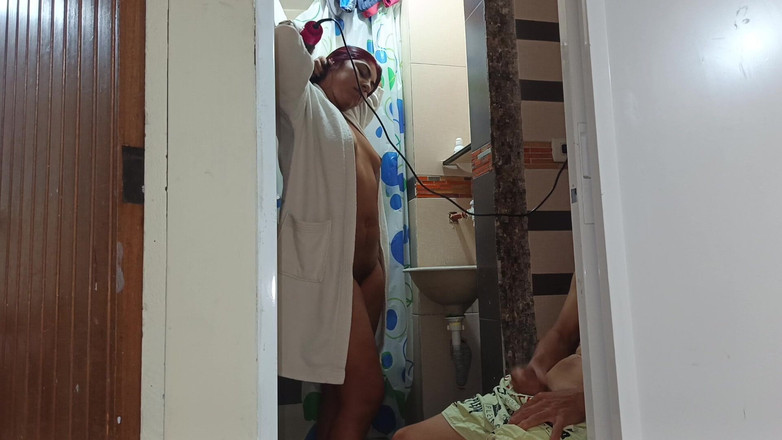 Lady: Güzel büyük memeli ve büyük götlü üvey kız evin banyosunda yaşlı üvey...