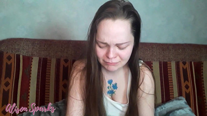 Alison Sparks: Ošklivé pláče, čichání a kouření nosu