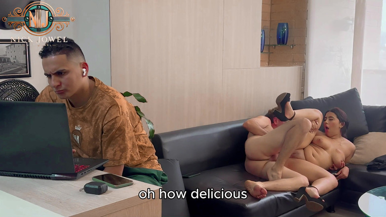 NickJowel: Šukám manželku svého kamaráda, zatímco on pracuje na počítači