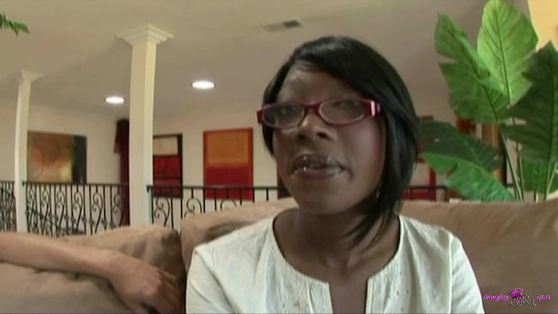 Naughty Black Girls: Il primo piano di questa splendida ragazza viene martellato duramente...