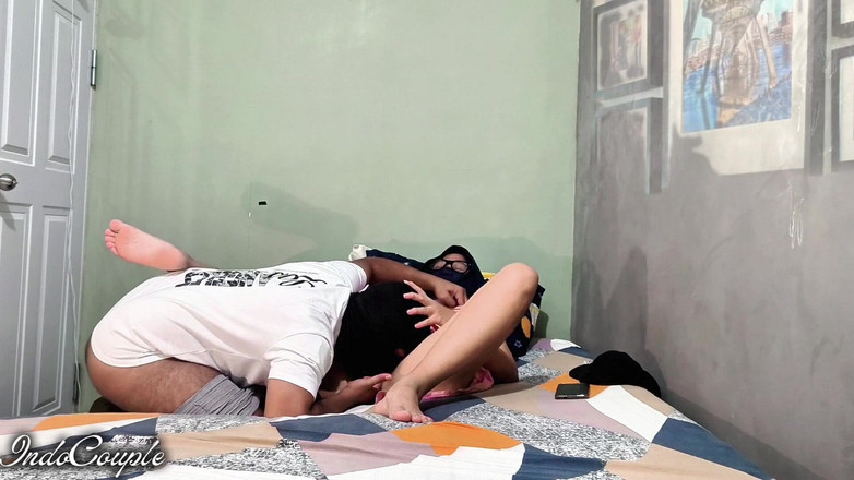 Indo Couple: Aku mergokin saudara tiriku yang hot lagi asik masturbasi dan...