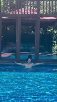 Lulu Wild Xoxo - keseronokan kolam renang