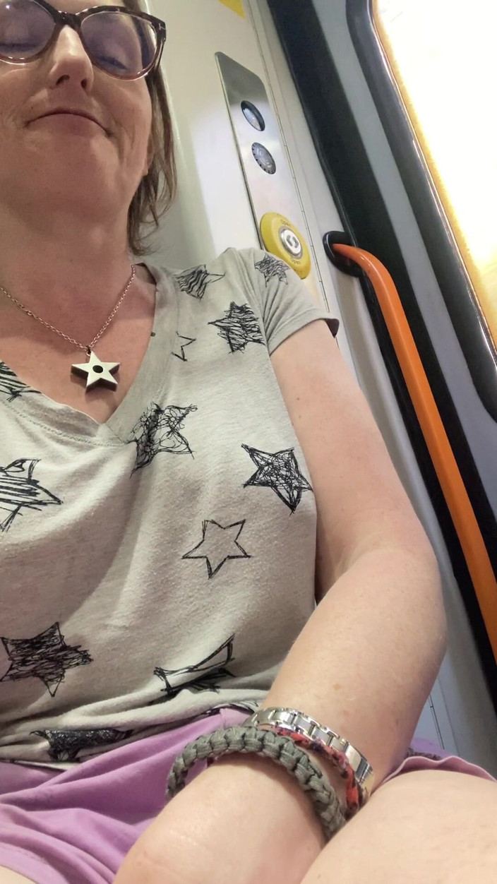 MistressWriggler: Amcık ve kıllar taşımada oynuyor parmaklarım harika kokuyor!