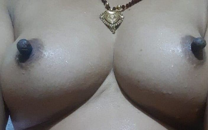 Desi_Xbhabhi: My Hot Figure Přátelé, velká prsa a prdel čistí kundičku