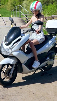 Una piccola figa gocciolante per tre uomini con cazzi enormi
