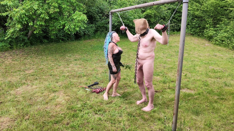 Domina Dark: Biciuită goală în natură