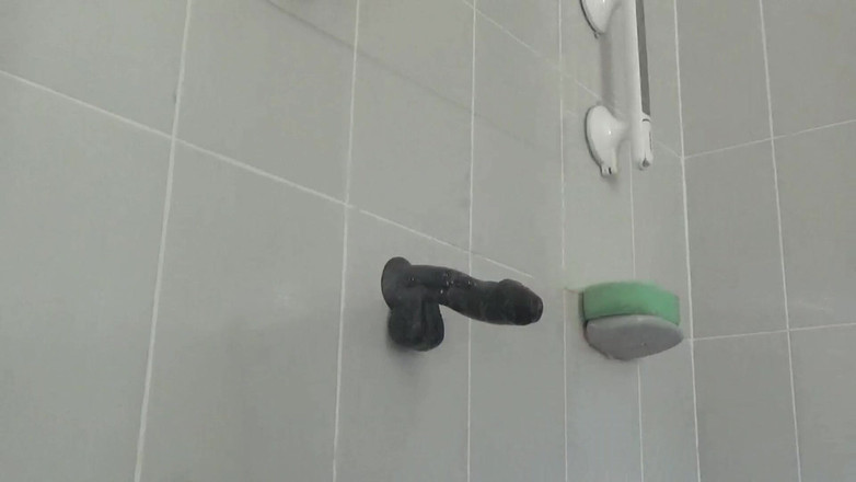 bigears: Rijden op een grote zwarte pikdildo 1