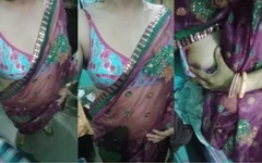 Gaurisissy, travesti indienne gay, montre son corps entier et presse et joue avec ses gros seins dans un sari rose