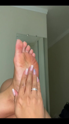 KiffaFeet: Un jour, tu me caresses les pieds dans mon temps...