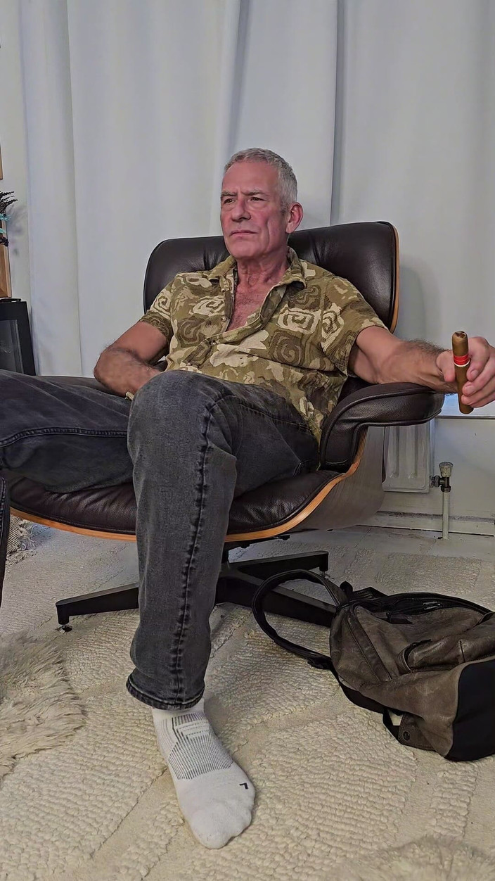 coachjclondon: Trener Jc lubi cygaro i dostaje się nago