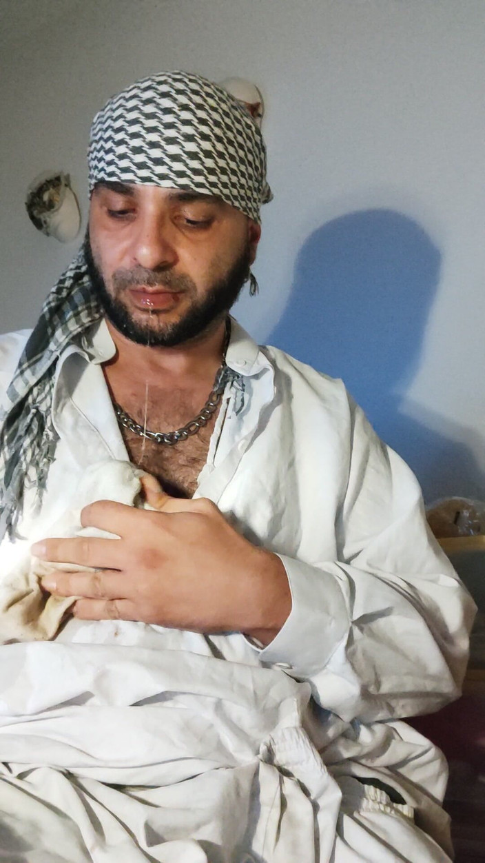 SmokedAlloy2: Dirtyjunkbro mặc quần áo Afghanistan, tất boong đi tiểu và uống nước...