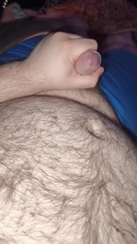 Un Gros Ours Se Branle Et Jouit Sur Son Ventre Poilu