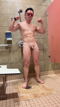 Barenakedmuscles Vlastní sprchu v tělocvičně - Pecs, V-taper, Těsný zadek, Pak He Stříká