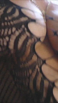 Orgasm cu vibrator de sticlă, futai purtând bodystocking în baie