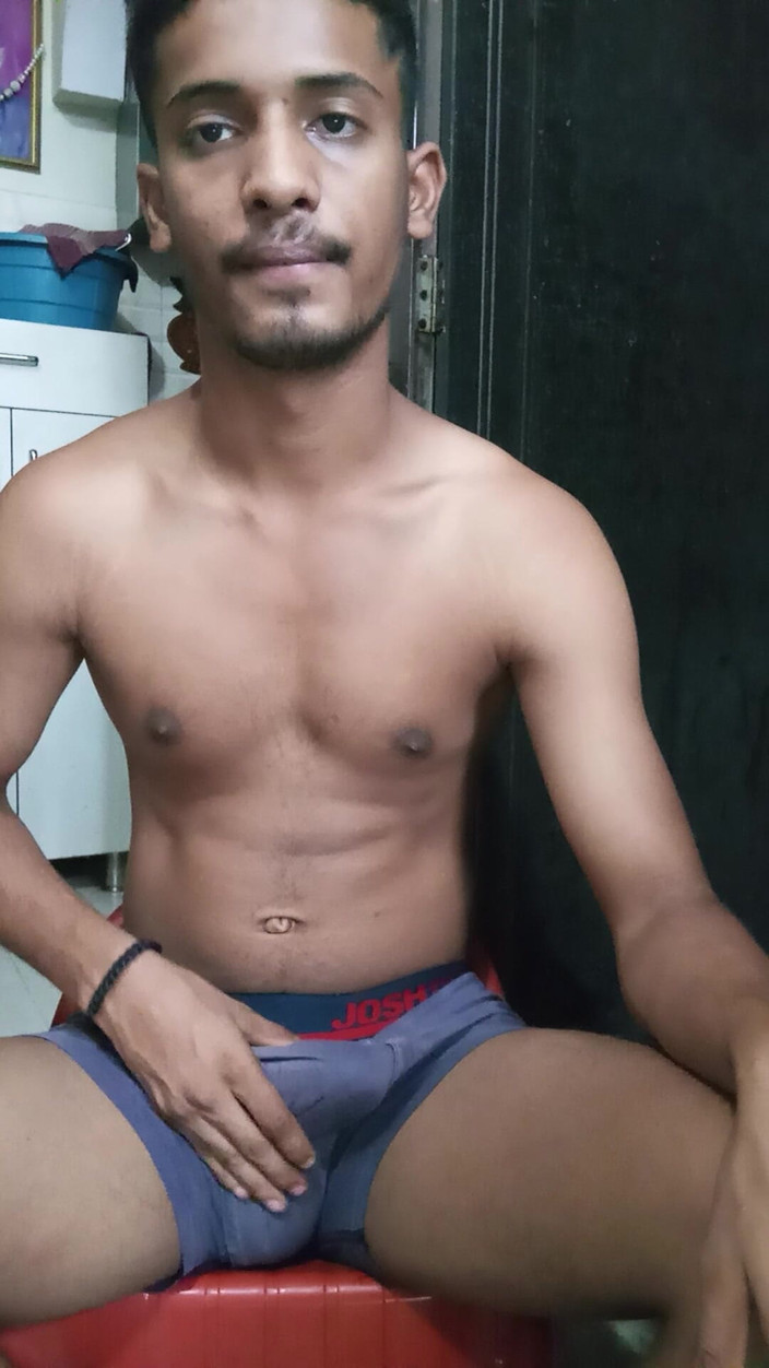 Curlyboy: Indický mladý muž masíruje velké na webové kameře