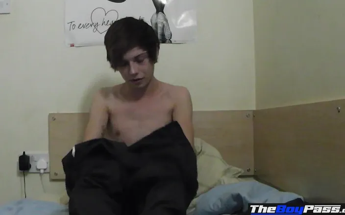 The Boy Pass: English Boy Wank His Cock on Cam