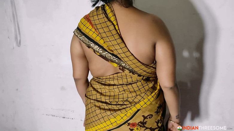 Real Indian Threesome: Bhabhi MILF India miang bertetek besar blowjob gaya doggy