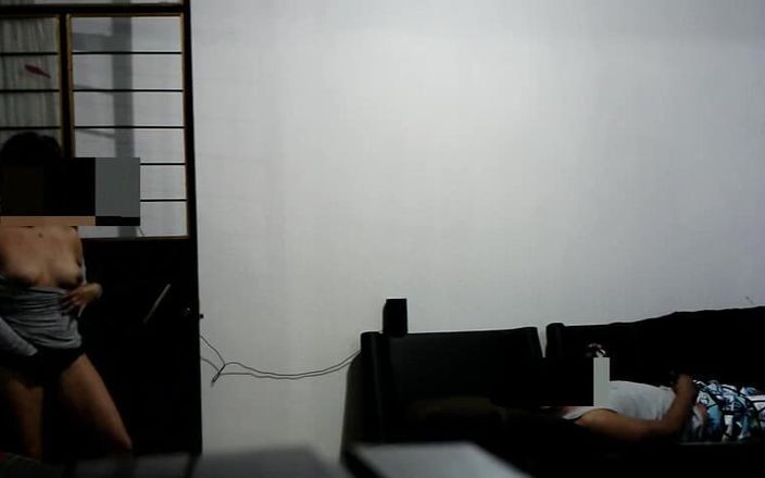 Katerine: Tôi tìm thấy anh kế sờ soạng trong phòng khách...