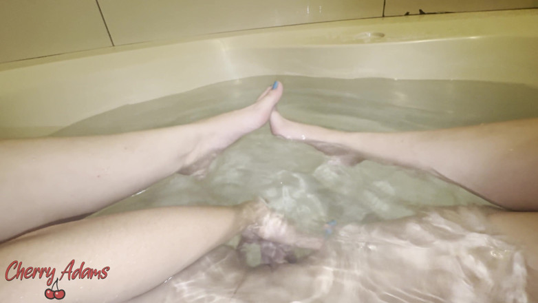 Cherry Adams: Fingering My Pussy and Exhibiting My Feet at the Bathtub