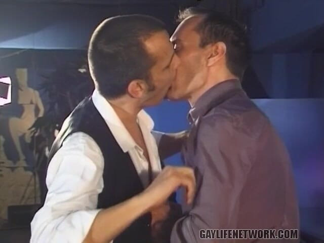 Gay Life Network: Lelaki seksi langsing berbogel untuk seks