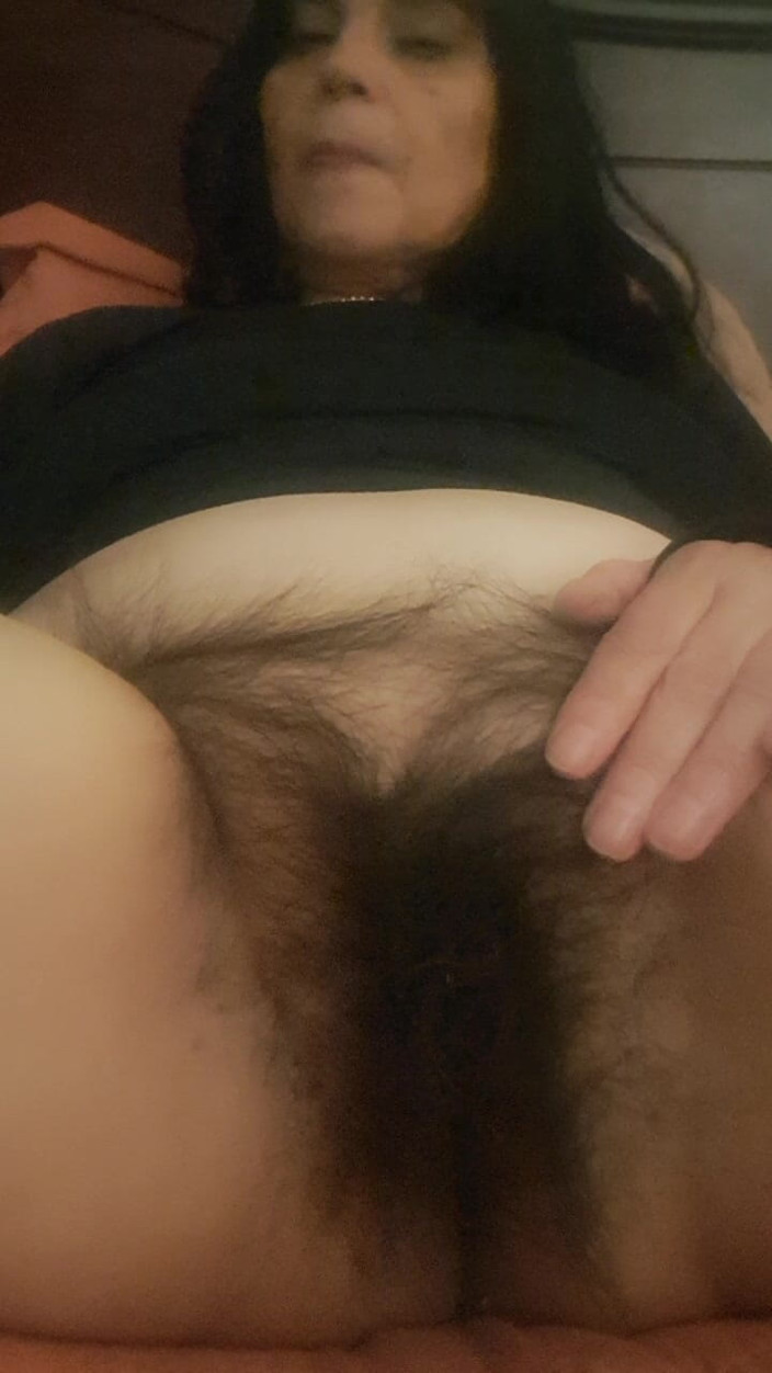 Mommy big hairy pussy: Милфа обожает свою волосатую киску