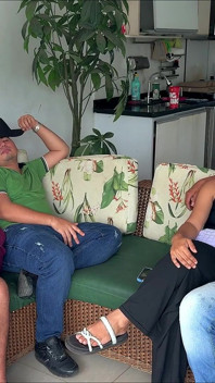UMA VISITA AMIGÁVEL VIRA SEXO SELVAGEM COM UMA VADIA!