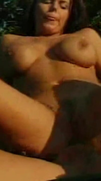 Cycata brunetka MILF jeździ namiętnie na zewnątrz z kochankiem