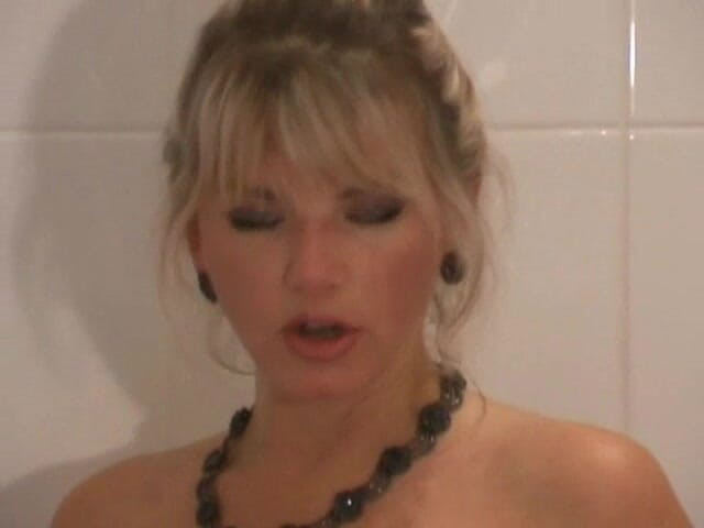 Vicky Vette: Camshow nel bagno rotondo