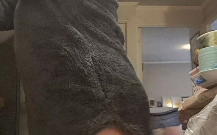 Mommy big hairy pussy: Macecha bez kalhotek v horké kuchyni
